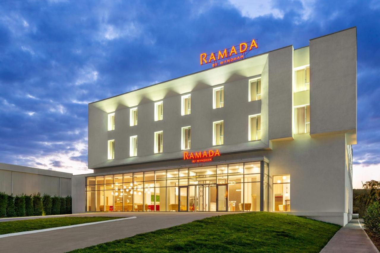 מלון Ramada By Wyndham Târgu Jiu מראה חיצוני תמונה
