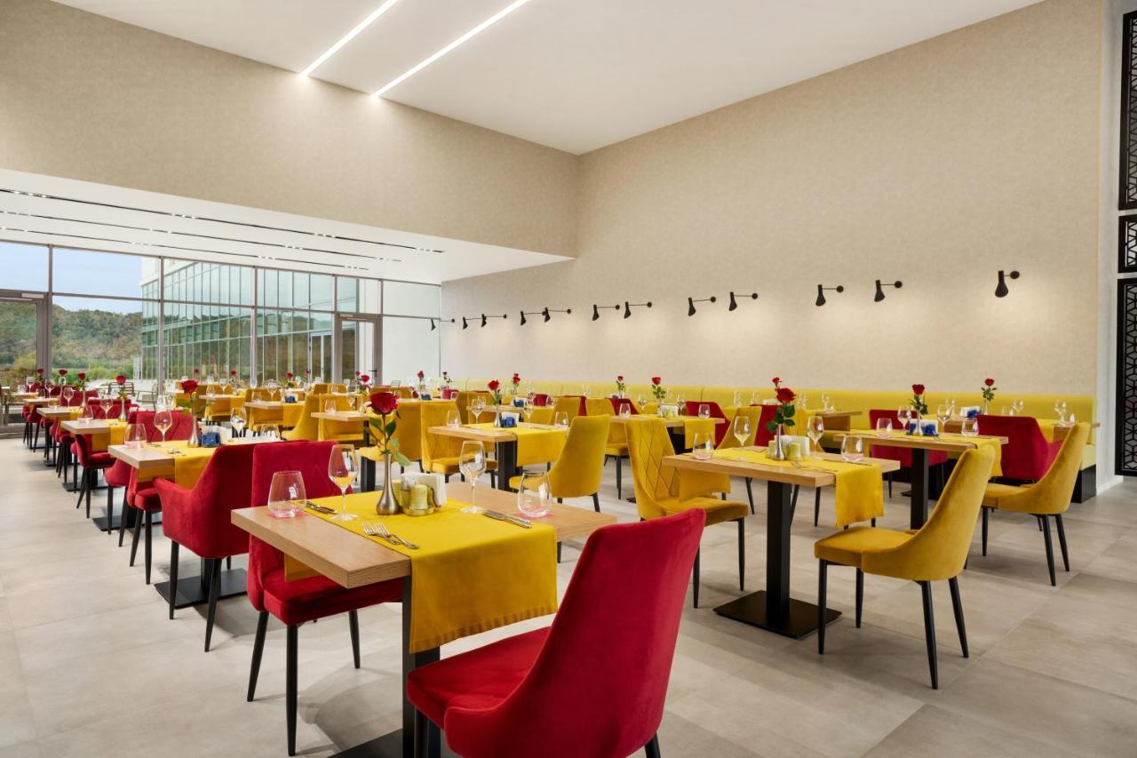 מלון Ramada By Wyndham Târgu Jiu מראה חיצוני תמונה