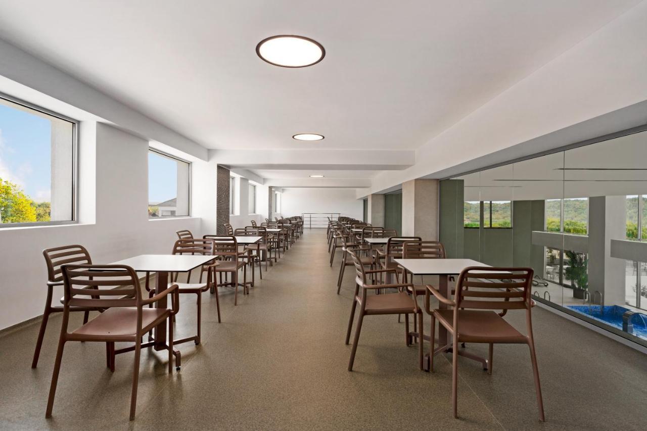 מלון Ramada By Wyndham Târgu Jiu מראה חיצוני תמונה