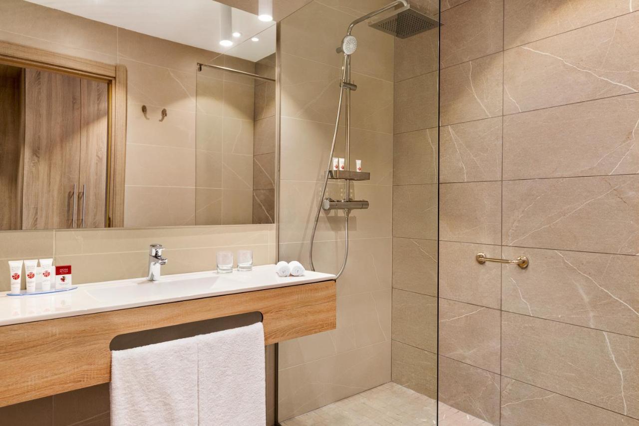 מלון Ramada By Wyndham Târgu Jiu מראה חיצוני תמונה