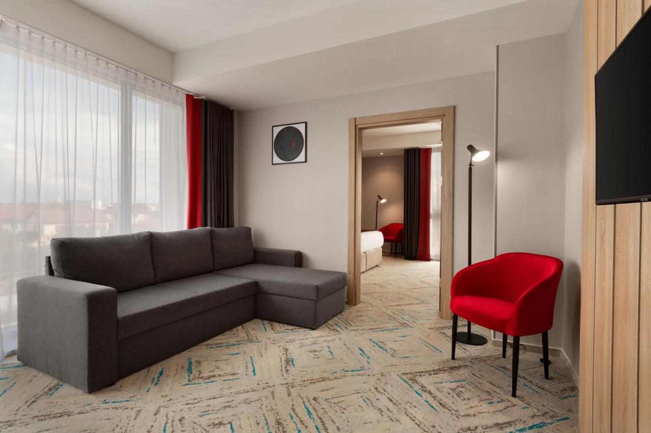 מלון Ramada By Wyndham Târgu Jiu מראה חיצוני תמונה