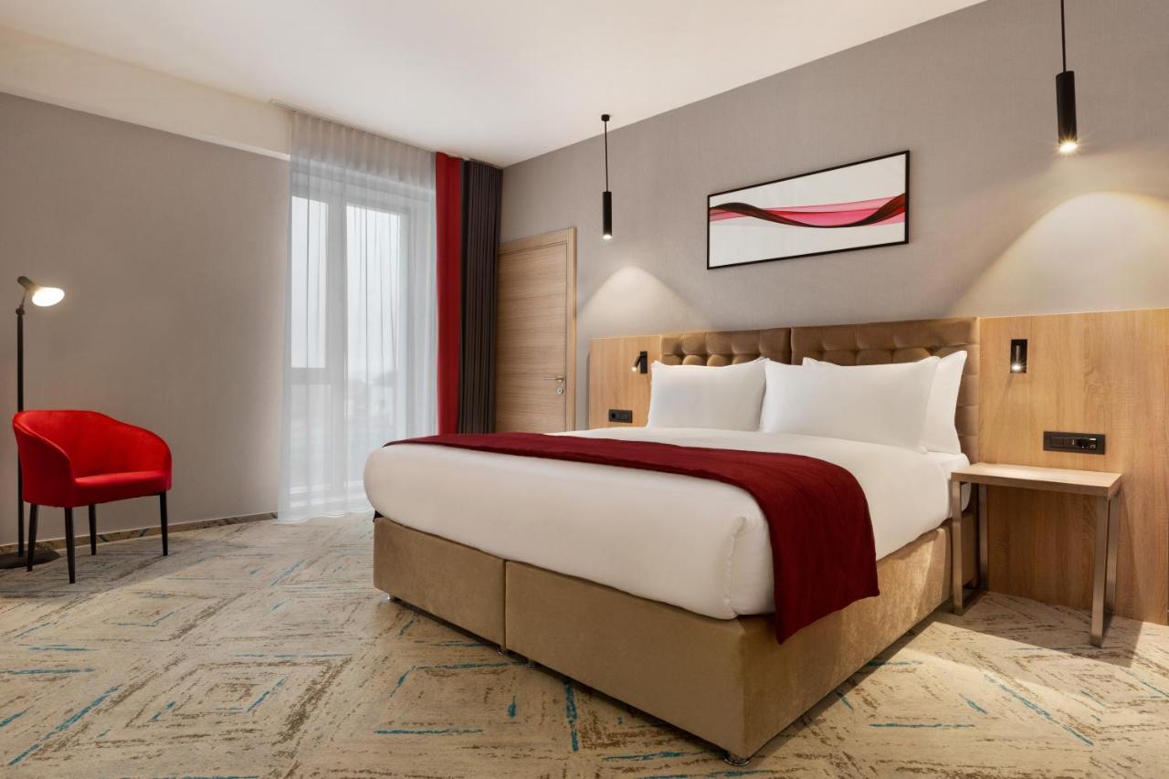מלון Ramada By Wyndham Târgu Jiu מראה חיצוני תמונה