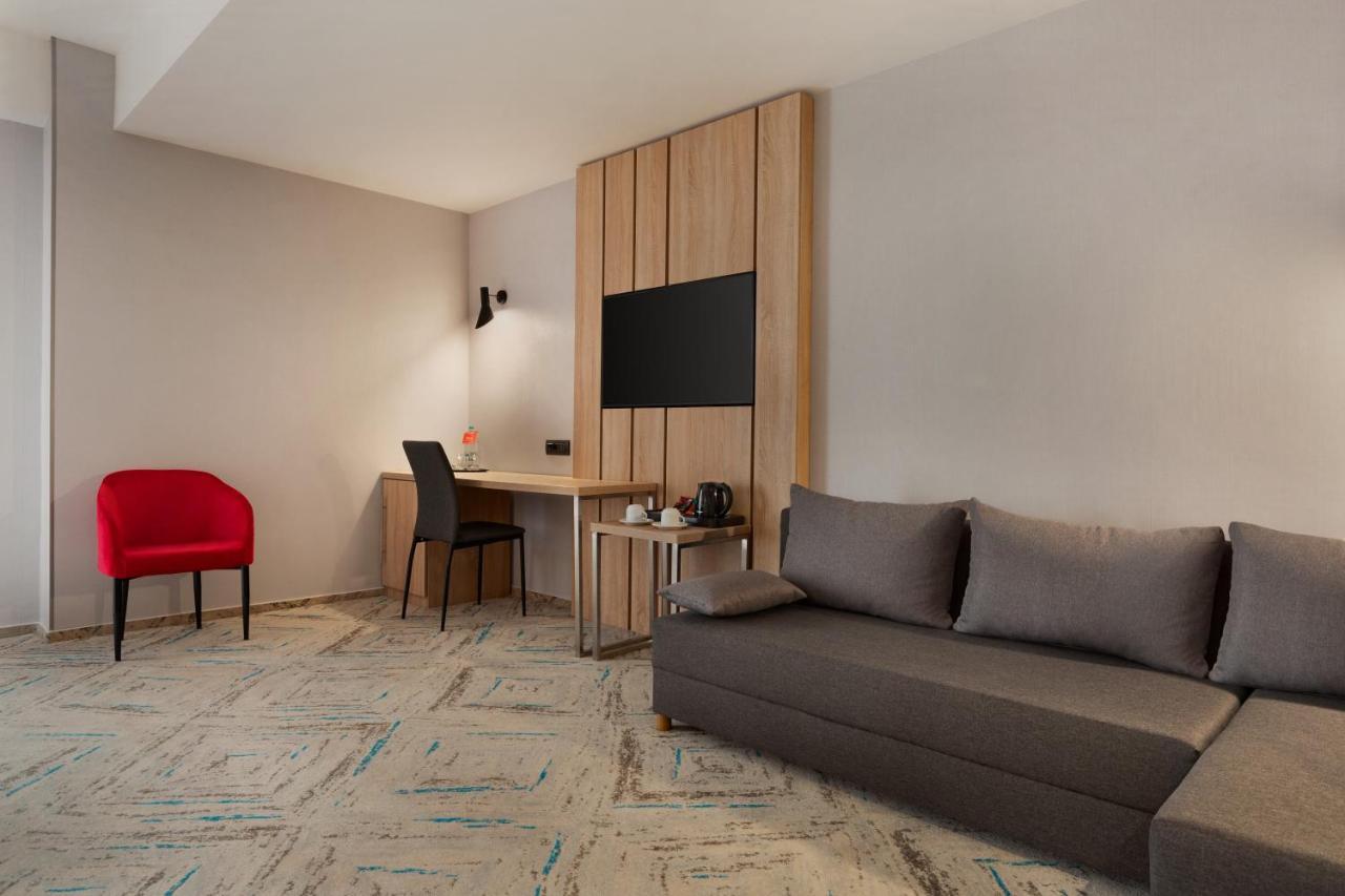 מלון Ramada By Wyndham Târgu Jiu מראה חיצוני תמונה