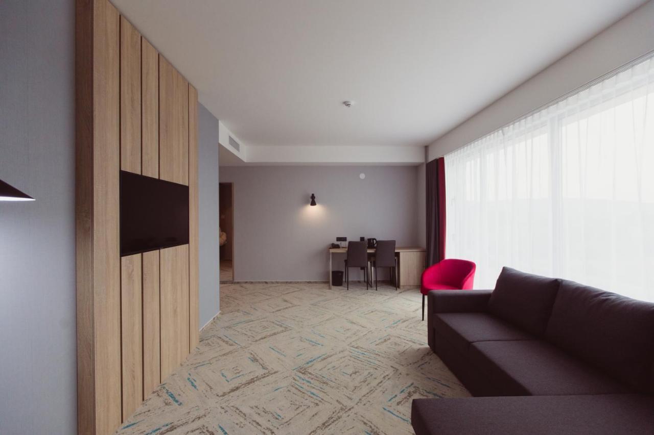 מלון Ramada By Wyndham Târgu Jiu מראה חיצוני תמונה