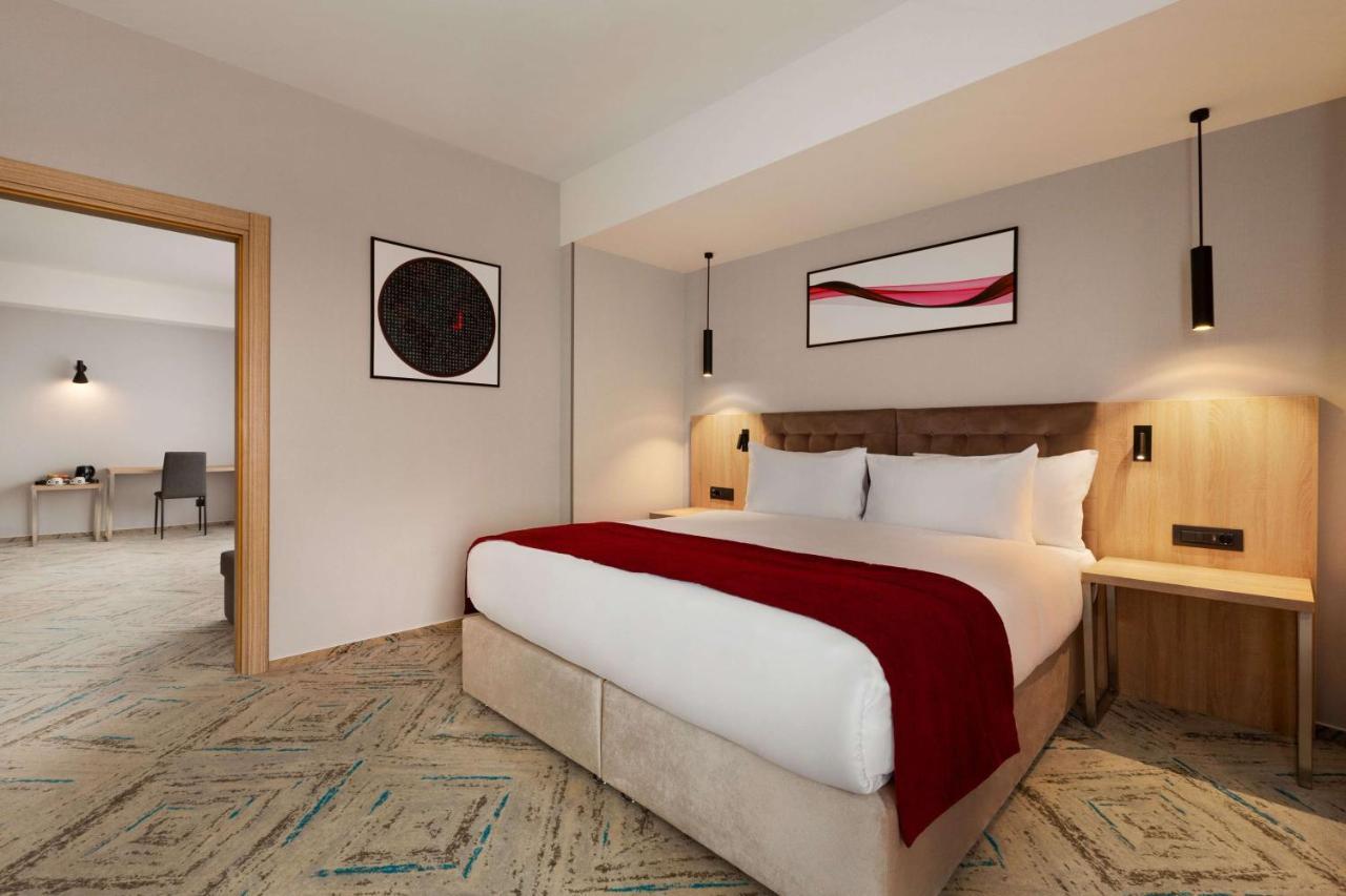 מלון Ramada By Wyndham Târgu Jiu מראה חיצוני תמונה